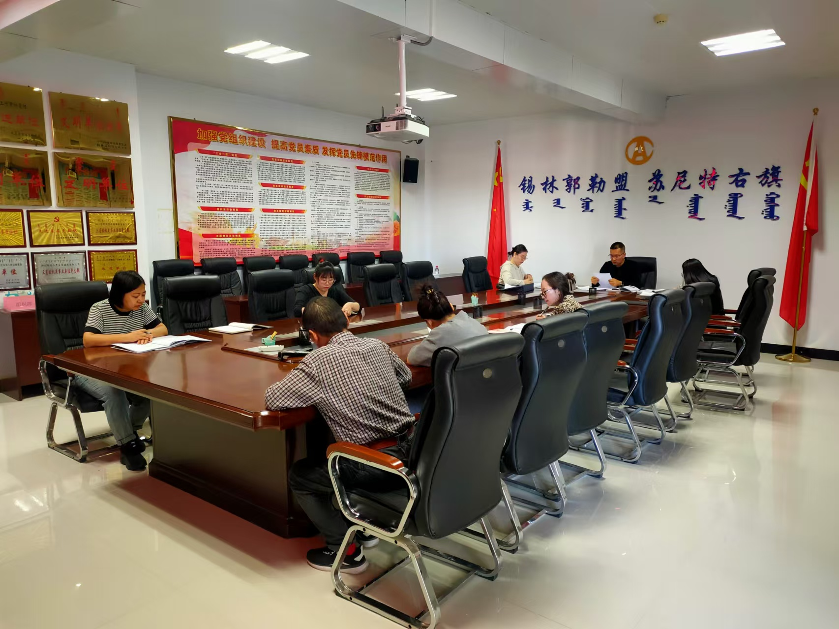 苏尼特右旗审计局召开党组（扩大）会议传达重要会议精神